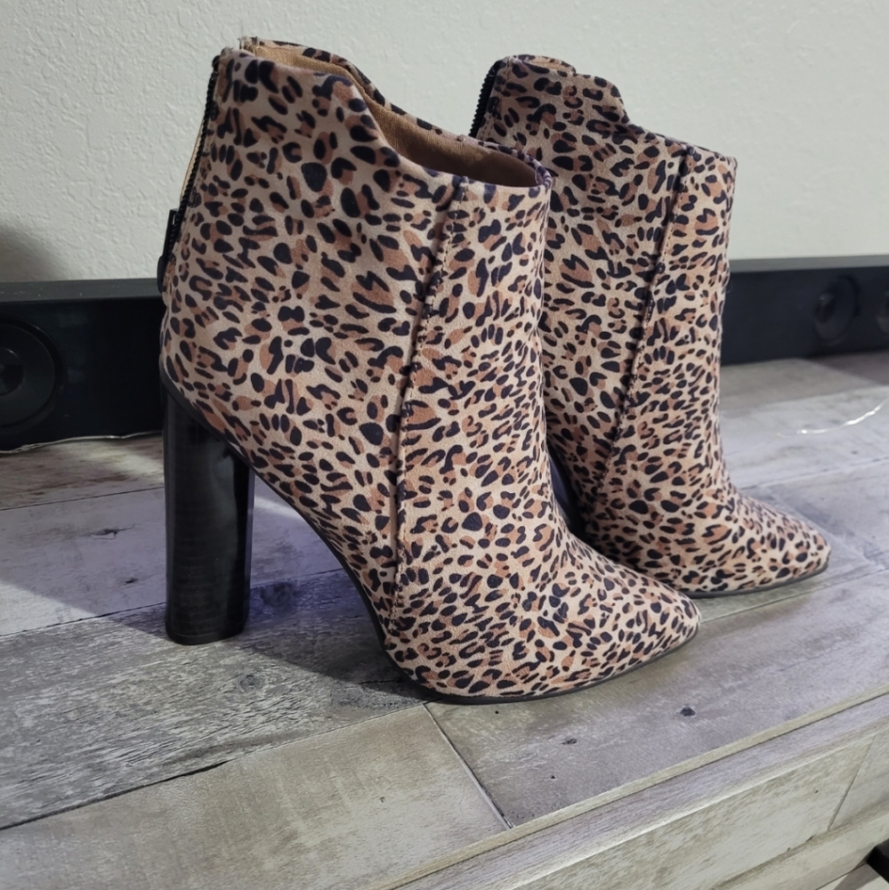 Pink Lilly cheetah booties!